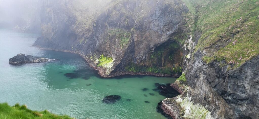 Carrick-a-Rede Rope Bridge: adrenalina e panorami mozzafiato in Irlanda del Nord Carrick-a-Rede Rope Bridge: adrenalina e panorami mozzafiato in Irlanda del Nord